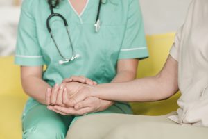 enfermeira-verificar-pulso-femininas-paciente-pulso